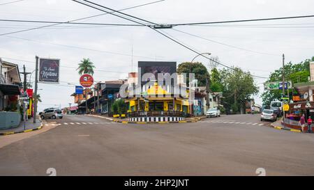 Puerto Iguazu, Argentinien - ca. Oktober 2019: Blick auf das Stadtzentrum von Puerto Iguazu in der Gegend '7 Corners' Stockfoto