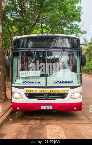 Puerto Iguazu, Argentinien - ca. Oktober 2019: Ein Bus der Firma Rio Uruguay, der Touristen zu den Iguazu Fällen (cataratas) bringt Stockfoto