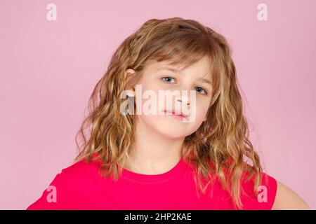 Nahaufnahme Porträt von entzückenden kleinen Mädchen im Studio Stockfoto