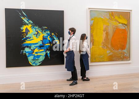 LONDON, GROSSBRITANNIEN. 18. Februar 2022. EMBARGO bis 130:00 Uhr. Andy Warhol, Self Portrait, 1986, Estimate: BUND15-20 Millionen und Willem de Kooning, Untitled, 1961, Estimate: BUND7-10 Millionen bei Sothebys Vorschau auf seltene Werke aus der Sammlung Macklowe. Die Auktion findet am 16. Mai in New York statt.Quelle: amer ghazzal/Alamy Live News Stockfoto