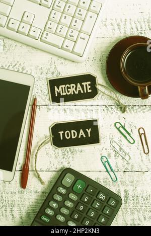 Handschriftschild Migrate, konzeptuelles Foto zu bewegen oder von einem Land Ort oder Ort zu einem anderen zu reisen Anzeige von verschiedenen Farben Sticker Notizen A Stockfoto