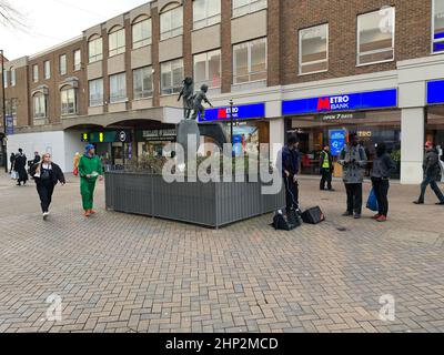 Kopfsteinpflaster Statue Abington Street Northampton Town Centre UK Metro Bank vor dem Geldautomat Hypothekenschilder Hauptstraße Leute gehen reden Stockfoto