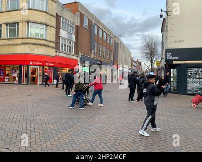 Northampton Town Centre UK Street Shopping Metro Bank Santander Vodafone Fish Street Schilder Leute gehen Baum Wetter Gebäude Kinderwagen kalt Stockfoto