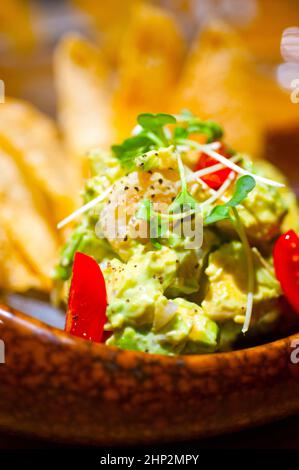 frische Avocado und Garnelen-Salat mit Nachos auf Seite Stockfoto