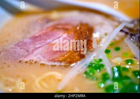 Original japanische Rindfleisch-Ramen-Nudeln Suppe closeup Stockfoto