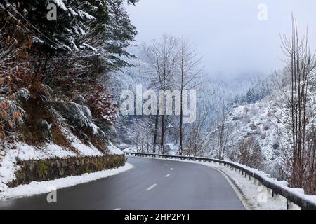 Gerähte Landstraße im Winter Stockfoto