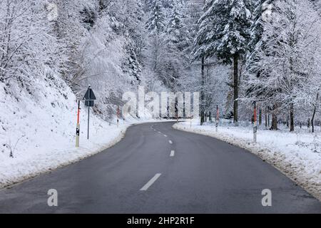 Geräumte Landstraße im Winter Stockfoto