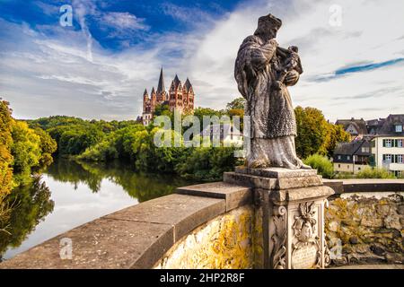 Statue des Hl. Johannes von Nepomuk auf der Alten Lahnbrücke in Limburg an der Lahn, Hessen, Deutschland Stockfoto