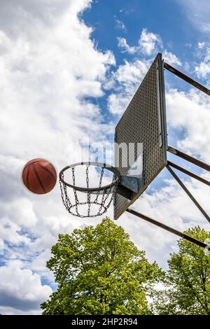 Verwitterter Basketballkorb an einem sonnigen Tag im Sommer Stockfoto