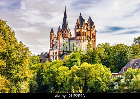 Die Limburger Kathedrale, nach ihrem schutzheiligen St. Georg auch Georgsdom genannt, ist seit 1827 und heute die Domkirche der Limburger Diözese Stockfoto