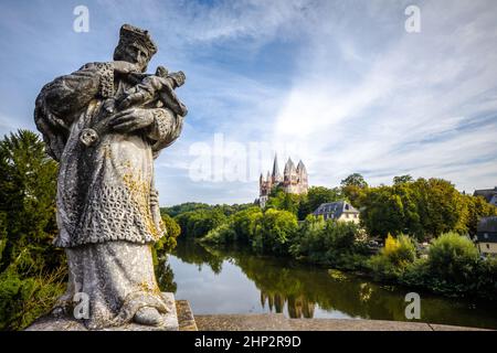 Statue des Hl. Johannes von Nepomuk auf der Alten Lahnbrücke in Limburg an der Lahn, Hessen, Deutschland Stockfoto