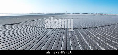 Luftaufnahme des schwimmenden Solarkraftwerks und des Windparks Stockfoto