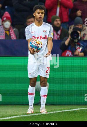 Karim ADEYEMI, FC Salzburg Nr. 27 im Spiel FC Red Bull SALZBURG - FC BAYERN MÜNCHEN 1-1 der Fußball UEFA Champions League, Runde von 16 in der Saison 2021/2022 in Salzburg, 16. Februar 20201. Achtelfinale, FCB, Red Bull, © Peter Schatz / Alamy Live News Stockfoto