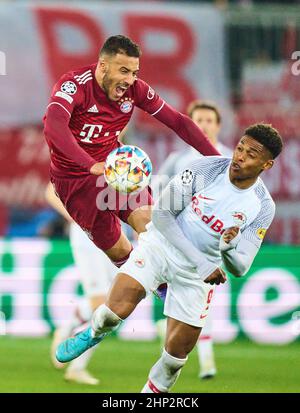 Corentin TOLISSO, FCB 24 Wettkampf um den Ball, Tackling, Duell, Header, zweikampf, Aktion, Kampf gegen Chikwubuike Adamu, FC Salzburg Nr. 9 im Spiel FC Red Bull SALZBURG - FC BAYERN MÜNCHEN 1-1 der Fußball UEFA Champions League, Runde von 16 in der Saison 2021/2022 in Salzburg, 16. Februar 20201. Achtelfinale, FCB, Red Bull, © Peter Schatz / Alamy Live News Stockfoto