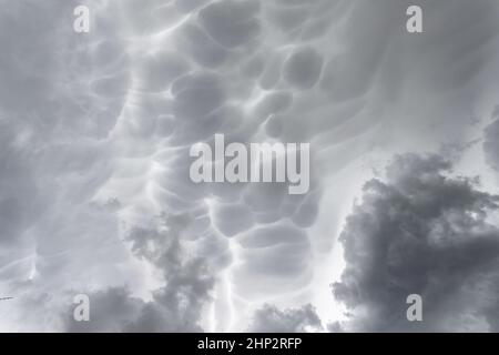 Mammatus Gewitterwolken. Mammatusdonnerwolken bilden einen idealen stürmischen Hintergrund. Stockfoto