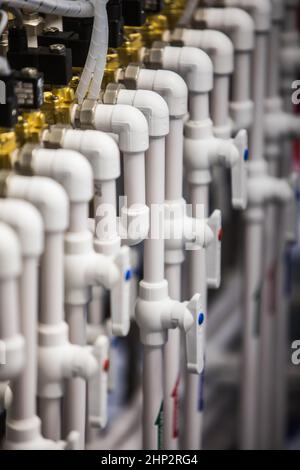 Bild von verschiedenen PVC-Rohren und -Fittings. Stockfoto