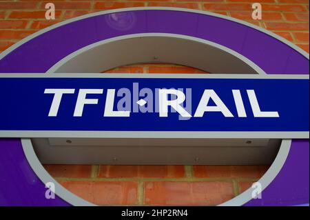 Burnham, Slough, berkshire, Großbritannien. 17th. Februar 2022. Transport for London Schilder am Bahnhof Burnham in Bereitschaft für Crossrail jetzt bekannt als die Elizabeth Line. Auch außerhalb des Bahnhofs, der sich in unmittelbarer Nähe des Slough Trading Estate befindet, wurde ein neues Ticketbüro errichtet. Quelle: Maureen McLean/Alamy Stockfoto