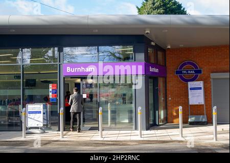 Burnham, Slough, berkshire, Großbritannien. 17th. Februar 2022. Transport for London Schilder am Bahnhof Burnham in Bereitschaft für Crossrail jetzt bekannt als die Elizabeth Line. Auch außerhalb des Bahnhofs, der sich in unmittelbarer Nähe des Slough Trading Estate befindet, wurde ein neues Ticketbüro errichtet. Quelle: Maureen McLean/Alamy Stockfoto