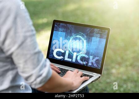 Hand schreiben Zeichen Klicken, Business Approach Act von Drücken einer Taste auf einer Maus ähnliches Gerät Sharp kurzer Ton Frau Eingabe auf Laptop draußen sitzen Stockfoto