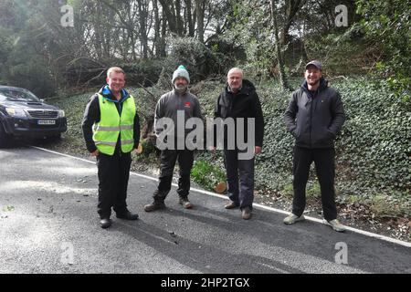 Chichester, West Sussex, Großbritannien. Baum unten auf Kennel Hill, Goodwood wegen Sturm Eunice. Mitglieder der Öffentlichkeit in der Schlange abgebildeten Verkehr Maßnahmen zu ergreifen und zu entfernen, um die Straße zu öffnen dank Steve Christopher von NSF Solutions Ltd. Quelle: Sam Stephenson/Alamy Live News Stockfoto