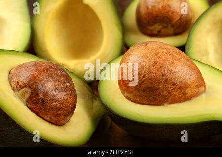 Closeup detail-Heap von Avocados halbieren, mit braunen Samen. Stockfoto