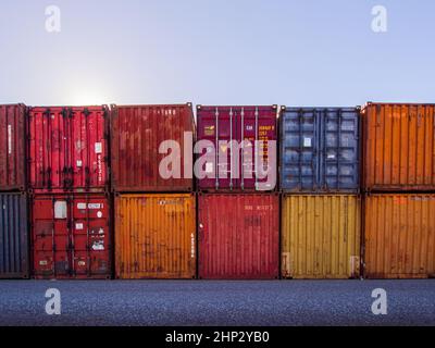 Mehrfarbige Transportbehälter Stockfoto