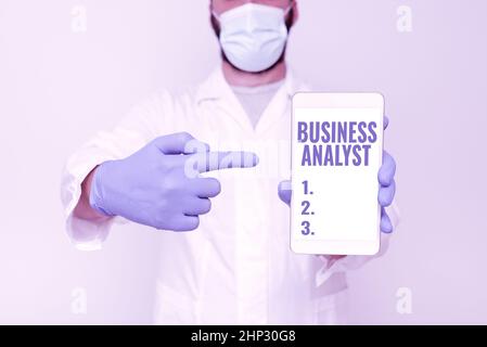 Sign Display Business Analyst, Business Showcase jemand, der große Organisation oder Website-Domain analysiert Research Scientist präsentiert neue Smartpho Stockfoto