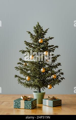 Geschmückter Weihnachtsbaum mit Paketen. Hochwertige 3D-Illustration Stockfoto
