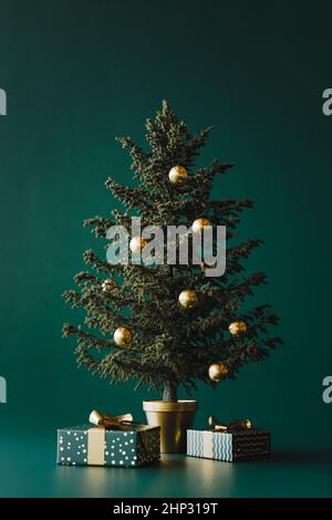 Geschmückter Weihnachtsbaum mit Paketen. Hochwertige 3D-Illustration Stockfoto