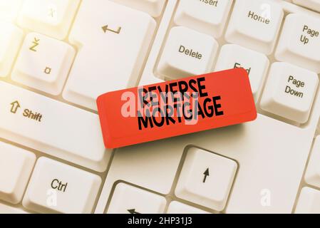 Text zeigt Inspiration Reverse Mortgage, Wort auf Kredit geschrieben für Senioren ab sechziger Jahren und älter zurückgegeben werden in Verbindung mit Online-Freunden, Stockfoto