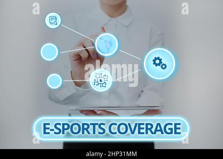 Inspiration mit Schild E Sports Coverage, Internetkonzept Live-Berichterstattung über den neuesten Sportwettbewerb Broadcasting Lady in Uniform Standing Holding Stockfoto