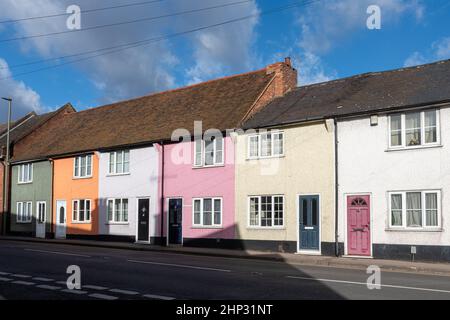 Old Woking Village, bunt bemalte Reihenhäuser auf der High Street, Surrey, England, Großbritannien Stockfoto