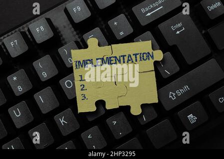 Sign Anzeige der Implementierung, Word für den Prozess der Herstellung von etwas aktiv oder effektiv Lösung verschiedener mathematischer Probleme, Berechnung mehrstellig Stockfoto