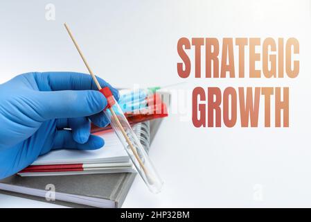 Textunterschrift mit Darstellung von strategischem Wachstum, konzeptuelles Foto Erstellen eines Plans oder Terminplans zur Erhöhung der Aktien oder Verbesserung Schreiben wichtiger medizinischer Hinweise L Stockfoto