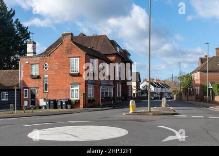 Blick auf die High Street im Old Woking Village mit dem London House, einem ehemaligen Pub und Restaurant, Surrey, England, Großbritannien Stockfoto