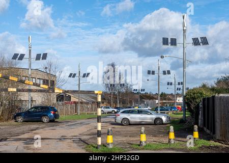 Kombinierte Wind- und Sonnenkollektoren zur Erzeugung erneuerbarer Energie auf dem Parkplatz Old Woking, Surrey, England, Großbritannien Stockfoto