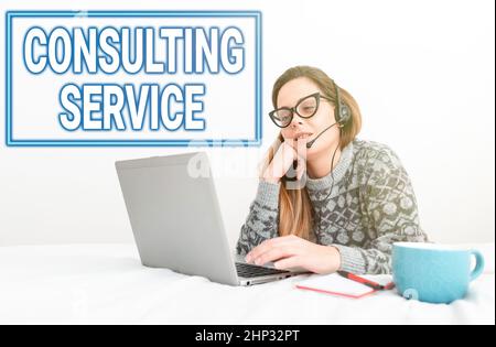 Konzeptunterschrift Consulting Service, Word für Experten, die einem Dritten Wissen gegen eine Gebühr zur Verfügung stellen Callcenter-Mitarbeiter, der von zu Hause aus arbeitet, Student P Stockfoto