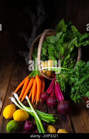 Korb mit versch. gemüse: rote beete und karotte Stockfoto