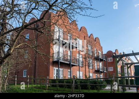 Gresham Mill in Old Woking, Surrey, England, Großbritannien, ehemalige Mühle und Druckerei, die jetzt in Wohnungen und Häuser mit flämischer Fassade umgewandelt wurde Stockfoto