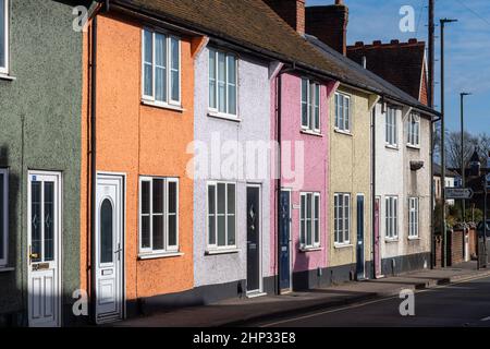 Old Woking Village, bunt bemalte Reihenhäuser auf der High Street, Surrey, England, Großbritannien Stockfoto