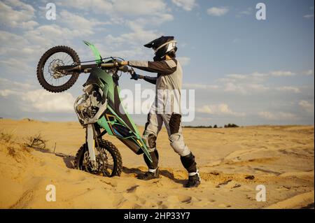 Qualifizierte professionelle Moto-Fahrer machen Stunt auf dem Motorrad. Biker tun schwierige und gefährliche Trick Stockfoto