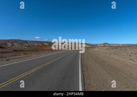 Fahren Sie auf der Route 40 durch die leere Landschaft von Patagonien, Argentinien Stockfoto