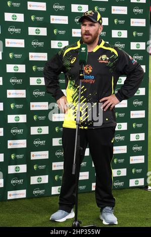 Melbourne, Australien. 18. Februar 2022. Aaron Finch aus Australien spricht nach Spiel vier der T20 International Series zwischen Australien und Sri Lanka am 18. Februar 2022 auf dem Melbourne Cricket Ground in Melbourne, Australien, mit den Medien. Bild: brett keating/Alamy Live News Stockfoto