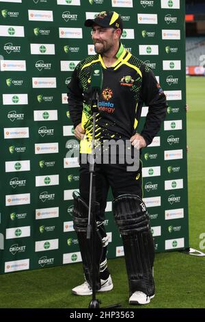 Melbourne, Australien. 18. Februar 2022. Glenn Maxwell aus Australien ernannte den Spieler des Spiels für Spiel vier der T20 International Series zwischen Australien und Sri Lanka auf dem Melbourne Cricket Ground am 18. Februar 2022 in Melbourne, Australien. Bild: brett keating/Alamy Live News Stockfoto