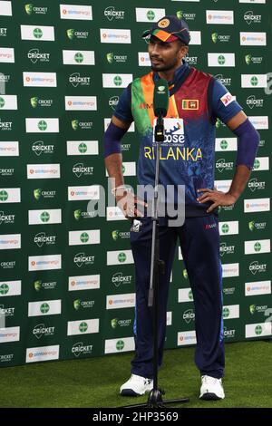 Melbourne, Australien. 18. Februar 2022. Dasun Shanaka aus Sri Lanka spricht mit den Medien nach Spiel vier der T20 International Series zwischen Australien und Sri Lanka auf dem Melbourne Cricket Ground am 18. Februar 2022 in Melbourne, Australien. Bild: brett keating/Alamy Live News Stockfoto