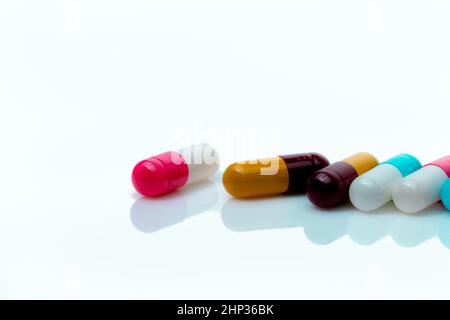 Mehrfarbige Antibiotika-Kapseln Pillen auf weißem Hintergrund. Antibiotikaresistenz. Verschreibungspflichtige Medikamente. Polypharmazie-Konzept. Apotheke Drogerie pro Stockfoto