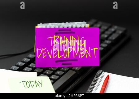 Sign Display Training Development, Word Geschrieben auf Learn and Expand Skills and Knowledge Program Typing New Educational Textbook, Abstract Retyping Stockfoto
