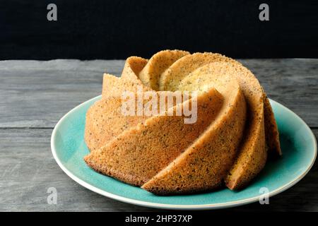 Ein selbstgebackener Zitronenregen und Mohnkuchen. Die Tortenmischung wurde in einer Nordic Ware Heritage Bundt-Dose gebacken, um eine unverwechselbare Form zu geben Stockfoto