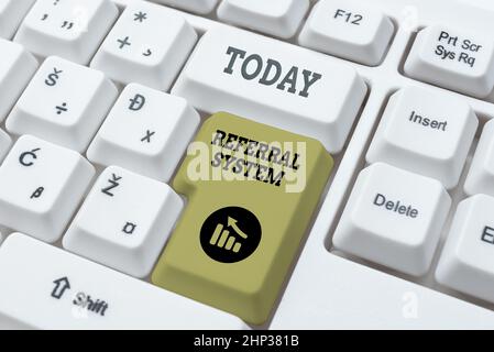 Hand schreiben Zeichen Referral System, konzeptuelles Foto senden eigenen Patienten an einen anderen Arzt für die Behandlung Online-Dokumentation Ideen, Hochladen Impor Stockfoto