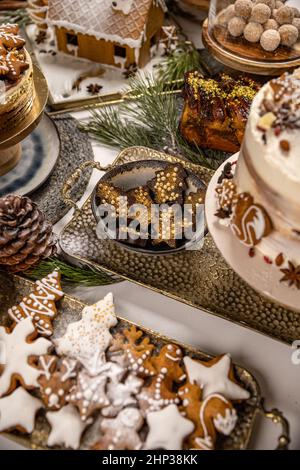Verschiedene weihnachtliche Desserts und Süßigkeiten auf dem Tisch Stockfoto